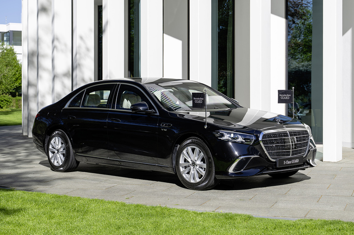 最新の「Sクラス」には強力な防弾性能を誇る「S680ガード4MATIC」もラインナップされる。車体とウィンドウの両方がドイツの防弾性能規格であるVR10を満たしており、唯一のV12エンジン搭載モデルでもある。