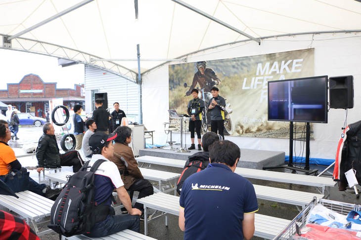 ステージ付きのプレゼンテーションブースでは、タイヤや用品メーカーの担当者による商品の紹介が行われた。製品を知り尽くしたメーカー担当者の解説に、来場者たちは聞き入っていた。