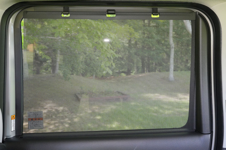 スズキの軽商用車では初採用のロールサンシェード。