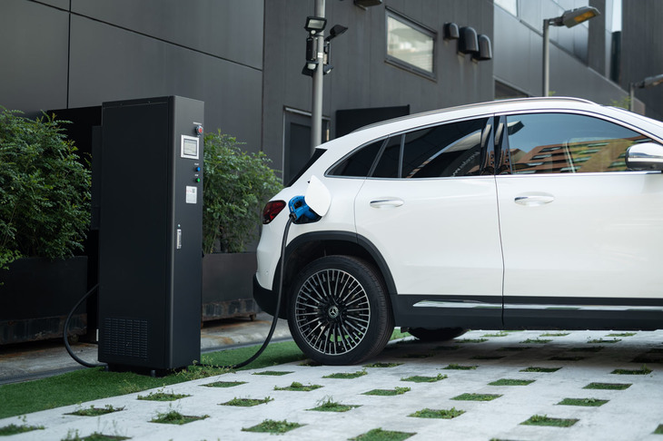 メルセデス・ベンツEQA250（充電の様子）