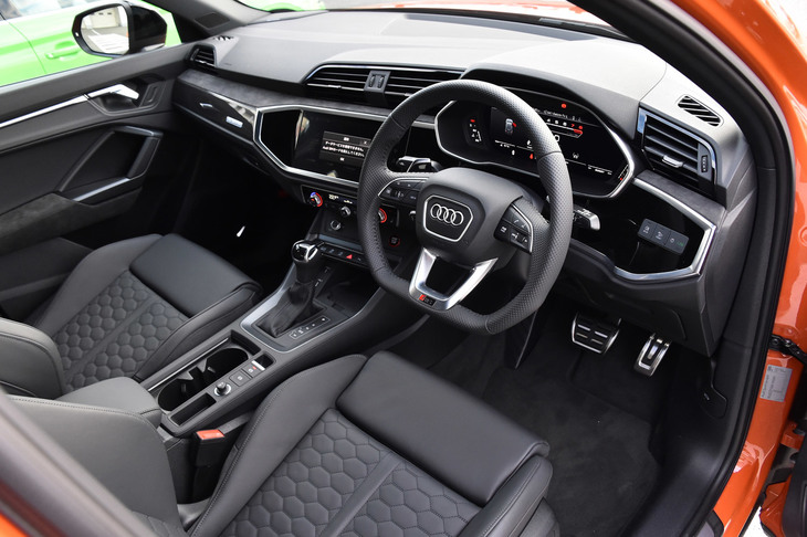 「TT RS」や「RS 3セダン」より世代の新しいモデルとなる「RS Q3」。エッジの立ったインストゥルメントパネルなど、インテリア各部のデザインはアウディ最新のトレンドに沿ったものだ。