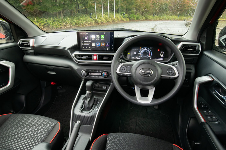 外観同様、ややゴツゴツとした意匠のインテリア。「ロッキー」の廉価モデル「L」以外のグレードでは、各部にシルバーの装飾が施される。