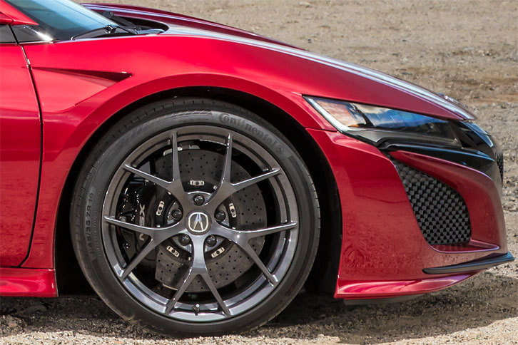 「NSX」にはフロントの左右輪を個別のモーターで駆動することによってコーナリング時のアンダーステアを抑制する、ベクタリング機能が備わっている。