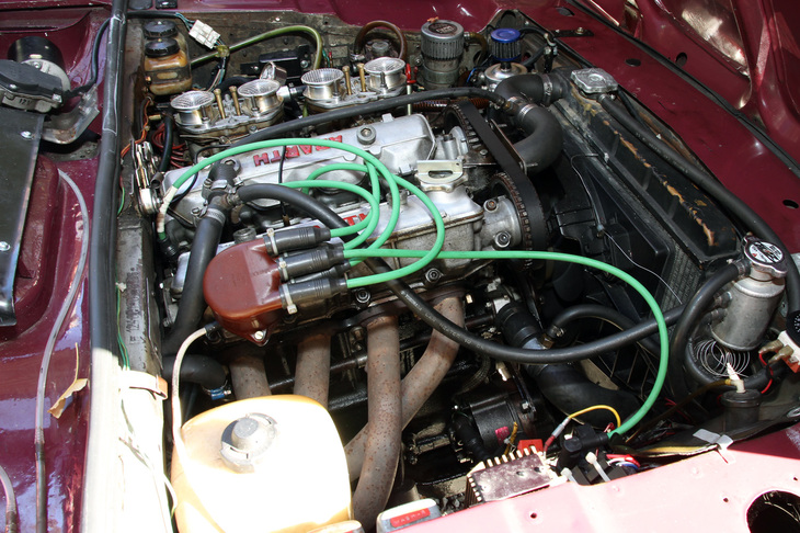 「フィアット124スポルト クーペ」は、エンジンがオリジナルの1.6リッター直4 DOHCから「フィアット・アバルト124ラリー」用の1.8リッターに換装されていた。加えてリアサスペンションも、本来のリジッドからアバルト124ラリー用の独立懸架に替えられているというから驚く。いわれてみれば、後輪にリジッドではあり得ない、強いネガティブキャンバーがついている。