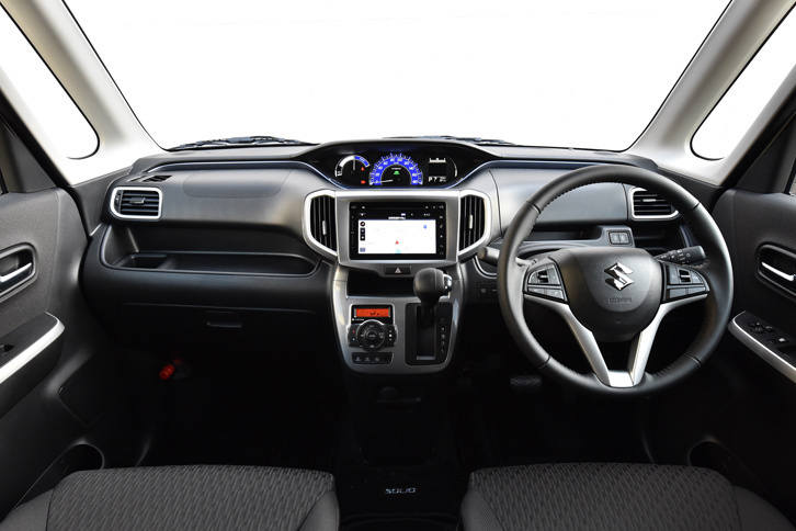 新たな最上級グレードとなった「ソリオ ハイブリッドSZ」のインテリア。ブルーメタリックで塗装されたアッパーガーニッシュや専用のメーターなどが、他のモデルとの識別点となっている。