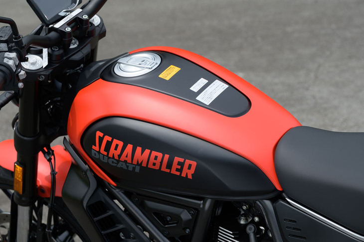 燃料タンクの容量は14.5リッター。カタログ燃費は5.2リッター/100kmなので、航続距離は280km弱といったところだ。