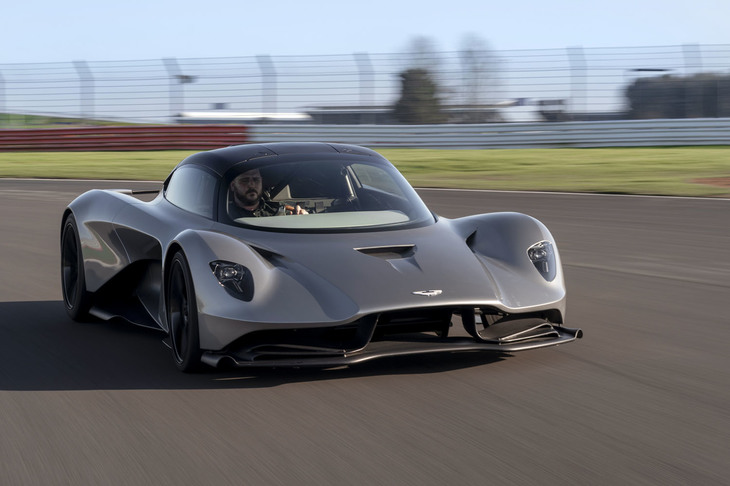 2021年に500台限定で市販される予定のEVスーパースポーツ「ヴァルハラ」も会場に姿を見せていた。何らかのパワーユニットを搭載した実動プロトタイプのようだが、試乗することも、走行シーンを見ることもかなわなかった。