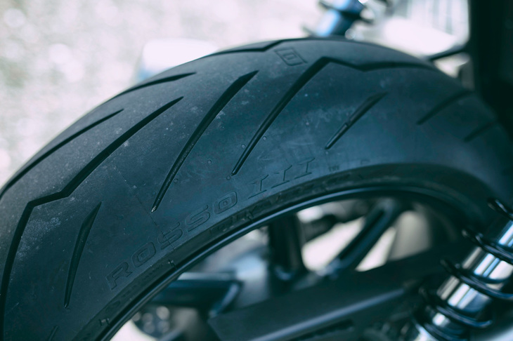 タイヤサイズは前が120/70ZR17、後ろが160/60ZR17。ハイグリップタイヤの「ピレリ・ディアブロ ロッソ コルサIII」が装着される。