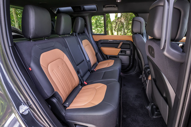 フロントシートと同じく「ビンテージタン／エボニー」の表皮となる「ディフェンダー110 X D300」の2列目シート。3列目シートを装備するモデルの場合、2列目シートは975mmというレッグスペースが確保されている。