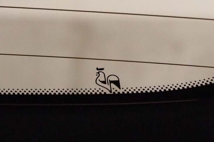 リアのウィンドウにはニワトリとパリの街並みが小さくシルエットで描かれていた。フランスのサッカー代表のエンブレムがそうであるように、フランスでは雄鶏（おんどり）をシンボルとして用いることが多いのだという。