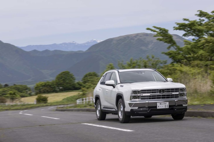 郊外のオープンロードを行く「ミツオカ・バディ」。乗り味は「RAV4」そのものである（当然）。