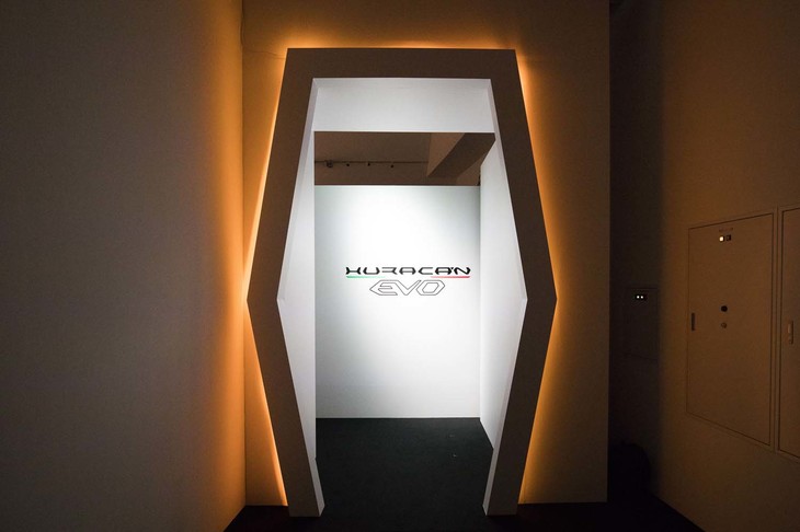 舞台は一転して夜に。「ランボルギーニ・ウラカンEVO」発表会当日の夜には、顧客向けのお披露目が行われた。エントランスは昼間とは異なった雰囲気に包まれていた。