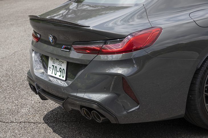 トランクスポイラーとリアディフューザーもカーボン仕立て。こちらも「Mカーボンエクステリアパッケージ」に含まれる。