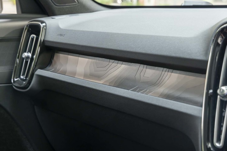 ダッシュボードに貼られた「トポグラフィーパネル」はスウェーデンにあるアビスコ中央公園の地図の等高線がモチーフ。バックライトによって照らし出される。