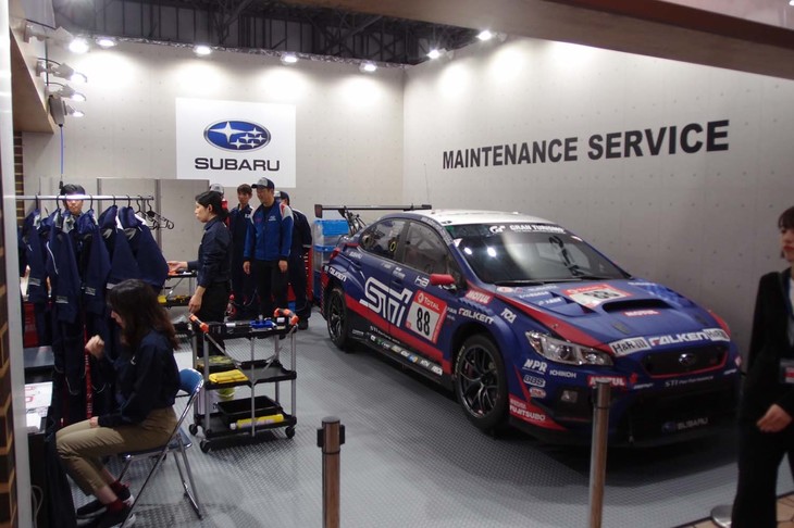 レーシングカーが置かれているのは、スバルのコーナー。どんなことに取り組むかと思えば……。