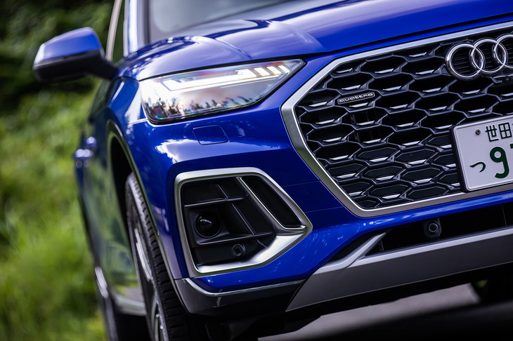 導入記念モデル「Q5スポーツバック ファーストエディション」のエクステリアデザインは、「Sライン」に準じたもの。専用アルミニウムルックインサート付きハニカムメッシュグリルや、マトリクスLEDヘッドライトなどが標準装備される。