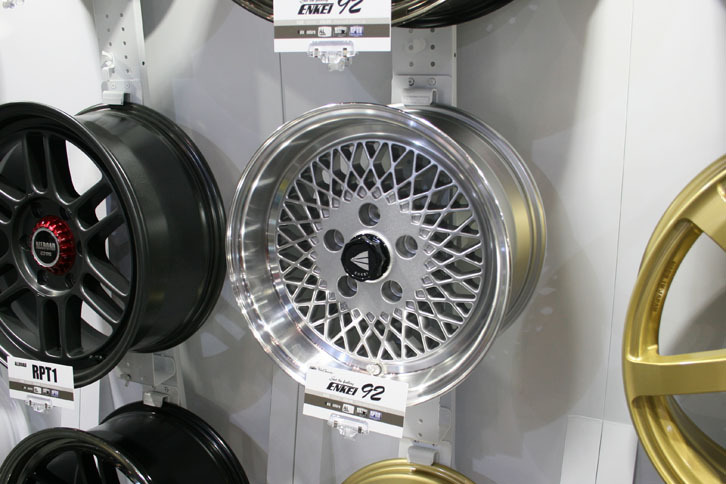 「ENKEI MESH4」（1982年発売）を再現した「ENKEI 92」（シルバー）。