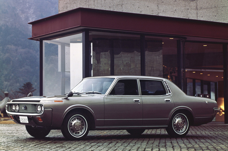 1971年に登場したものの、斬新なスタイリングが受け入れられず、クラウン史上最大の失敗作となってしまった俗称“クジラ”こと4代目のセダン。2段式のノーズの見切りが悪かったことも、タクシードライバーなどからは不評だったという。だが、今見ると個性が際立っている。