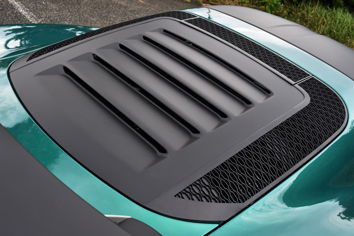 これまでガラスが使われていたテールゲートは、軽量・高剛性の樹脂製に変更。後方視界を確保するため、ルーバーが設けられている。