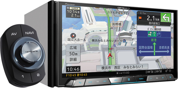 一般的な180mm幅の2DINモデルがAVIC-CZ902。こちらも実勢価格は14万円前後、CZ902-Mで20万円前後（いずれも税別）。ハードキーは本体下部に横に並ぶ。サイバーナビはすべて、代表的な機能ボタンを配したワイヤレスリモコンが付属。MAユニットは単品購入もできるので、あとからシステム追加することも可能。