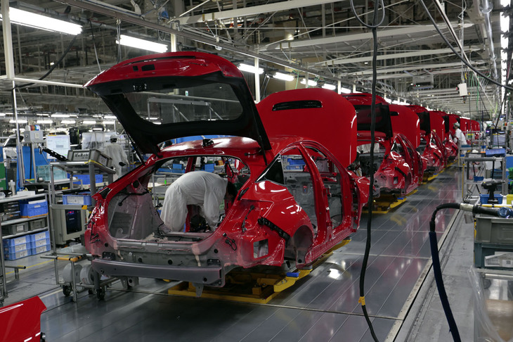 車体の組み立てが終わったら、次は塗装工程。その後は、内装や、“蓋（ふた）もの”と呼ばれるボンネットとテールゲートの組み付けと、工程が進んでいく。