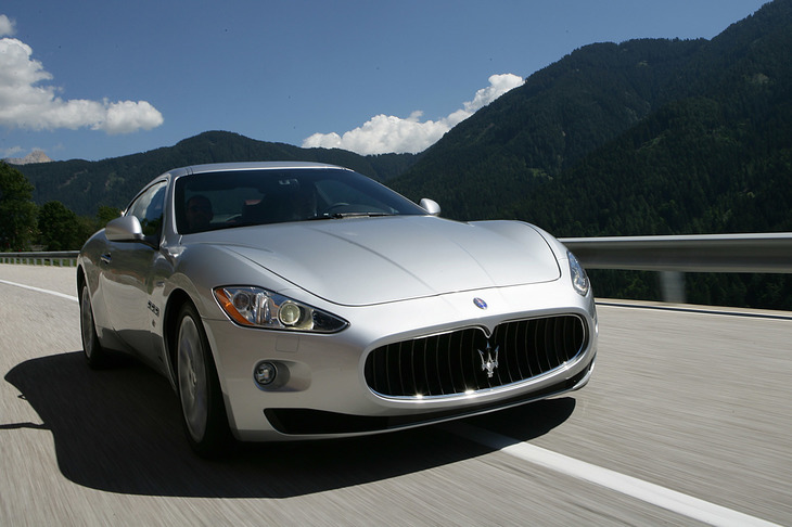 2007年のデビュー当初の「グラントゥーリズモ」。現行型とは異なる、やや柔らかい印象のフロントまわりに注目。