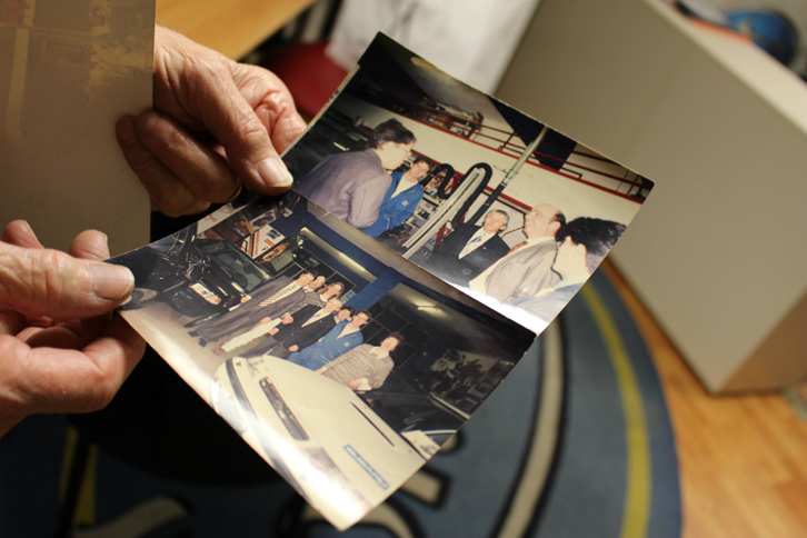 こちらは初代「レガシィ」時代のもの。マージさんは、写真に写っているかつてのスバル関係者のほとんどを覚えている。