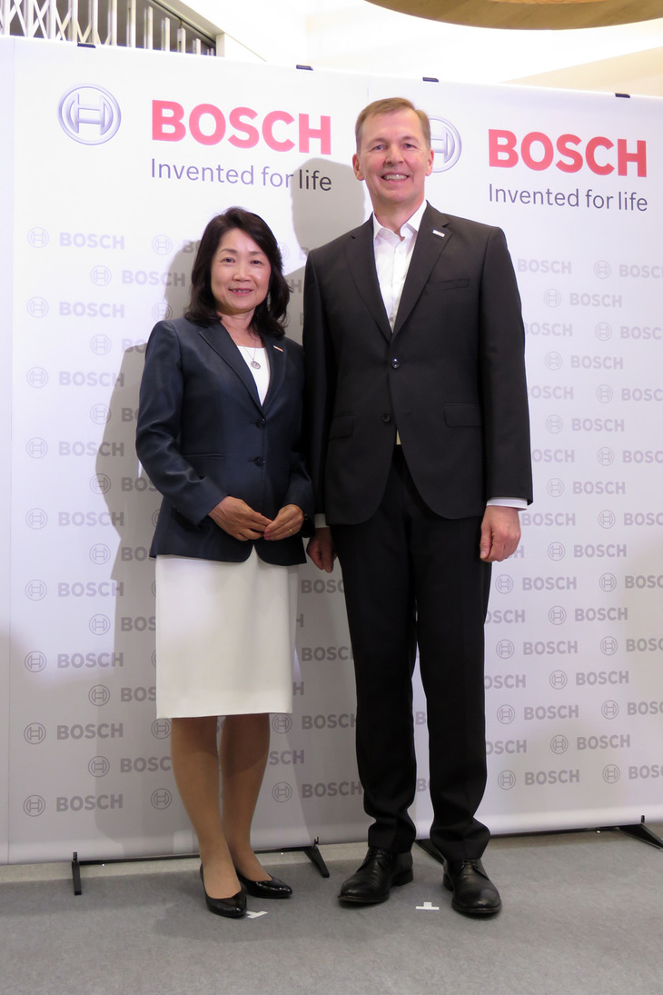 ボッシュのクラウス・メーダー社長（右）と森川典子副社長。2017年7月に社長となったメーダー氏にとっては、今回が就任後初の記者会見となった。