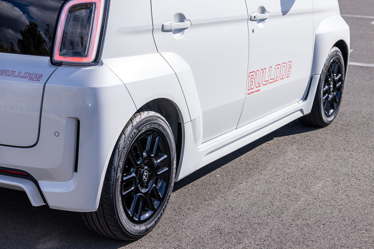 「REIWA BULLDOG」ことホンダアクセスの純正アクセサリー装着車コンセプトでは、1983年に登場したオリジナルの「シティ ターボII」で「TURBO II WITH INTERCOOLER」と記された箇所に「BULLDOG ELECTRIC POWER」の文字が入っている。書体やロゴの位置に遊び心を感じる。芸が細かい。