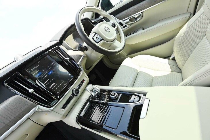 「S90リチャージ アルティメットT8 AWDプラグインハイブリッド」のシート地はファインナッパレザー仕立て。「ブロンド」と呼ばれるインテリアカラーが明るい車内を演出する。