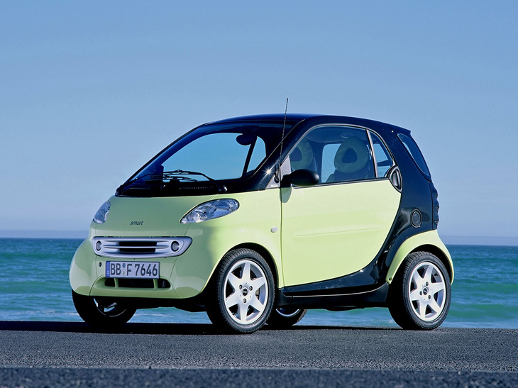 1998年「スマート・フォーツー」。2500mmの全長に対して全幅は1510mmだったが、1475mmに狭めて軽規格（1480mm）に収めた「スマートK」と名乗る日本向けモデルも存在した。