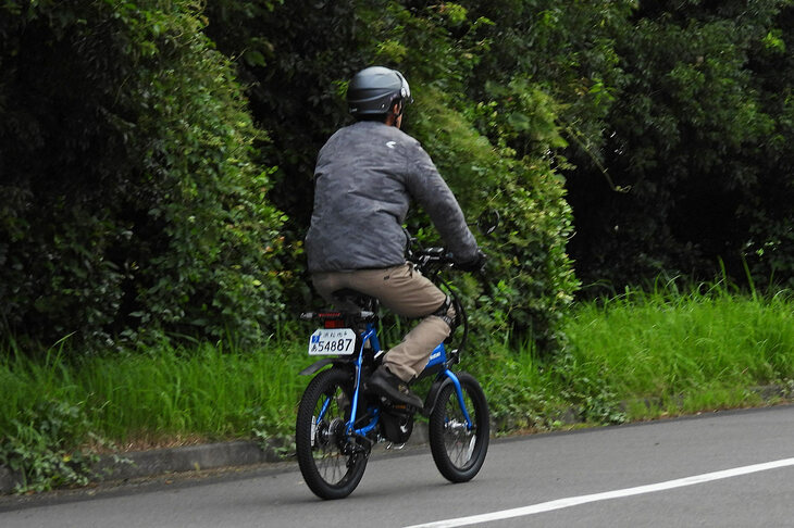 人力走行時にもシステムをオンにして、灯火類をつけておかねばならないモペット。このあたりについては、ユーザーに説明が必要だろう。