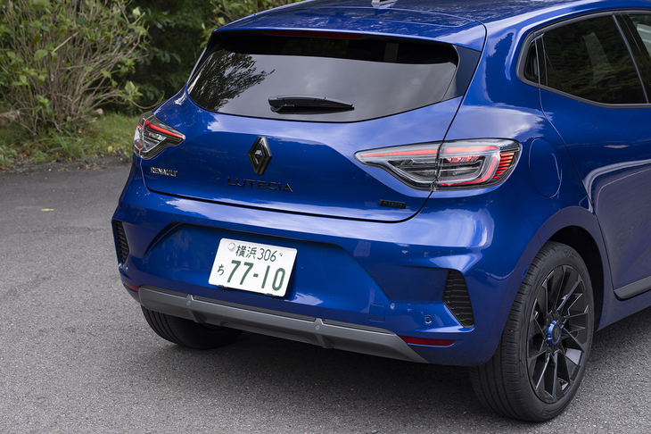 リアコンビランプはクリアタイプに変更し、印象を一新。新しいバンパーにはフロントのブレードと同じマットシェルグレーを使っている。