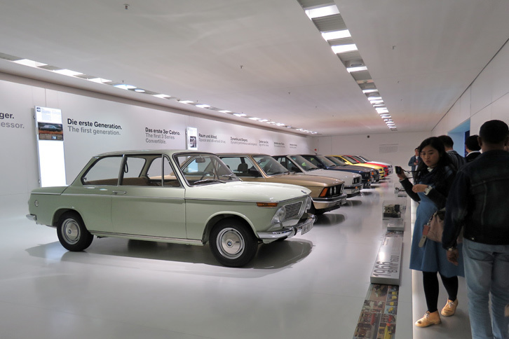 “ノイエクラッセ”（展示車は「1600」）から今日の「3シリーズ」へとつづく、BMW製コンパクトセダンの展示スペース。