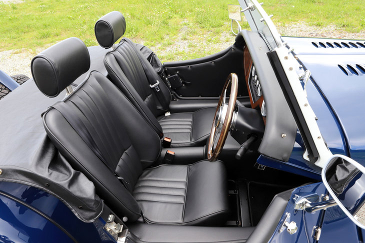 シート、というか内張りのレザーの色は、ブラックないしタンが標準。オプションで、その他の色も選択が可能だ。