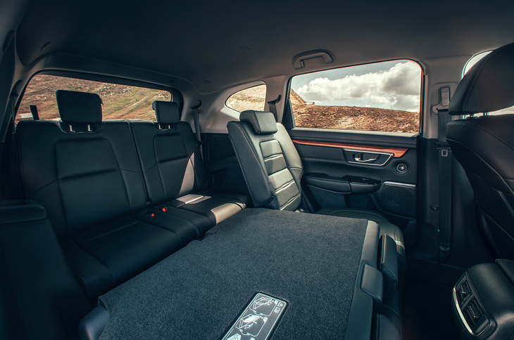 「CR-V」初の7人乗り仕様が設定された。2列目シートには新しいシングルアクションの6：4分割ダイブダウン機構が採用され、倒すとフラットになる。