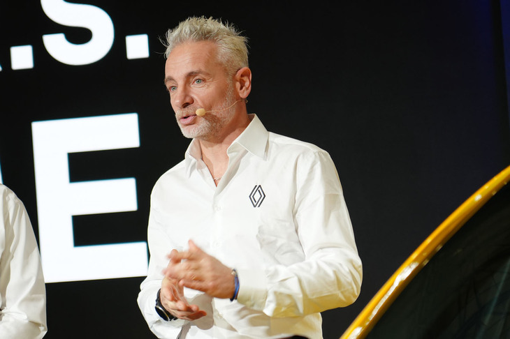 東京オートサロン2023のルノーブースで「メガーヌR.S.ウルティム」への思い入れを語るウルゴン氏。自身でも1台購入し、通勤に使うという。