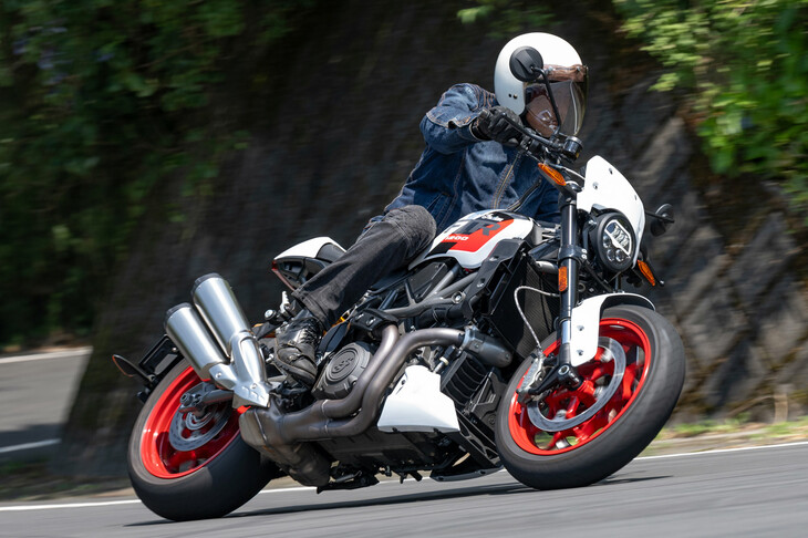 ハンドリングは低速域でややシビアな反応を示すが、基本的には素直でスポーティー。乗り心地も良好だ。