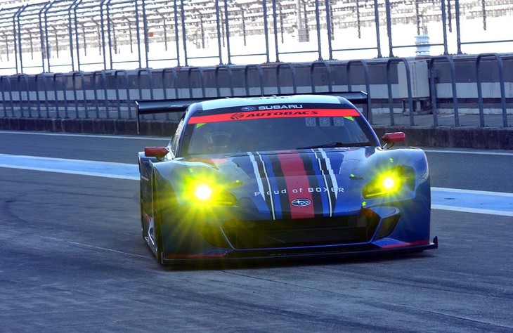 新型のボディーデザインは、GT300クラスを識別させるイエローのヘッドライトがさらに際立つ印象を与える。取材当日は、路面温度が三十数度まで上がるほどの、2月の富士とは思えない暖かい気候に恵まれ、シェイクダウンながら良好な走行テストが実施できた。開幕までに、さらに2回の走行テストが実施される予定だ。