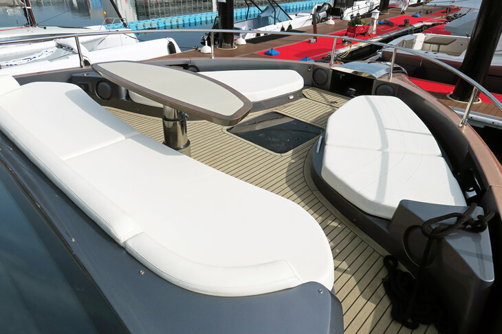 レクサスLY650（フロントデッキ）