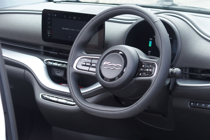 フィアット500eオープン（ステアリングホイール）