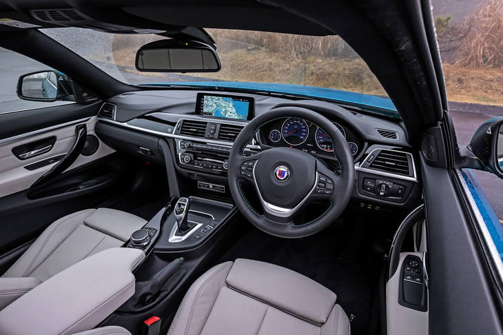 F32の型式を持つ「BMW 4シリーズ」のインテリアをベースに、ステアリングホイールやメーター、シートなどをアルピナ独自のパーツとしている。試乗車はオプションとなる「harman/kardonサラウンドサウンドシステム」を装備していた。