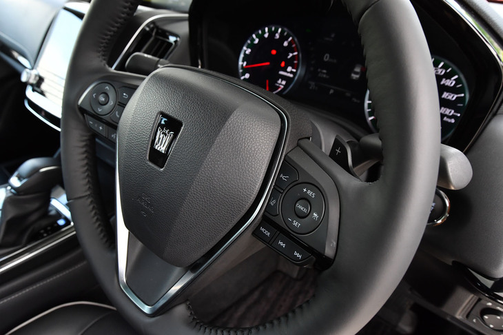 安全装備については全車、第2世代の「Toyota Safety Sense」を標準装備。ステアリングホイールの右側スポークに、その操作スイッチが備わる。