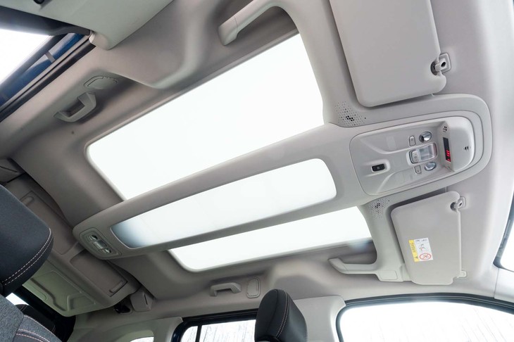 はりのような天井収納とセットになった「マルチパノラミックルーフ」。収納性、採光性ともに抜群だ。