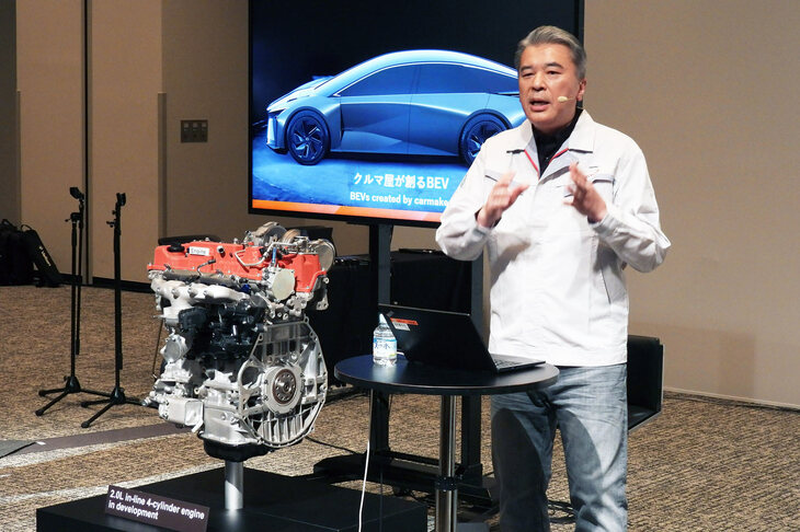 新しいエンジンの概要を説明する、トヨタ自動車の中嶋裕樹副社長兼CTO。