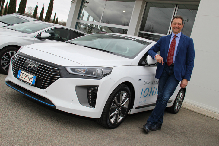 イタリア中部シエナ県のヒュンダイ販売店「スーペルアウト」のマッシモ・ラッゼリ社長と「ヒュンダイ・アイオニック ハイブリッド」の試乗車。