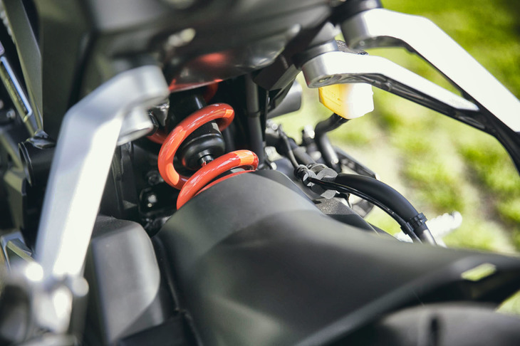 リアのサスペンションは、中央1本で支えるモノショックタイプ。赤いスプリングが存在を主張する。