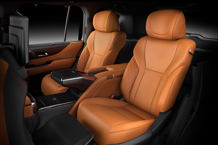 「レクサスLX600“エグゼクティブ”」の2列目キャプテンシート。グローバルでは悪路をものともしないクロカン車のショーファーカー需要も確かにあり、現地の架装会社が「トヨタ・ランドクルーザー」や「レクサスLX」などの後席をキャプテンシートにした送迎車も見受けられるという。