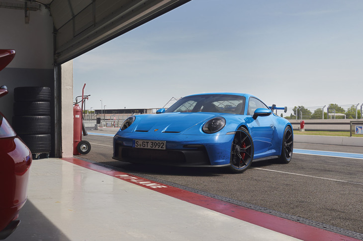 新型「ポルシェ911 GT3」。フロントに市販の911としては初めてダブルウイッシュボーン式サスペンションを採用した。