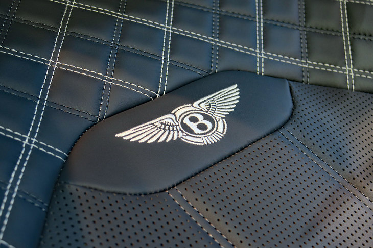 ベントレー・ベンテイガ ハイブリッド（フロントシートの刺しゅう）